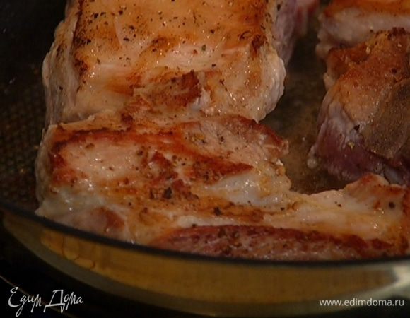 Разогреть в тяжелой сковороде оливковое и сливочное масло и обжарить мясо со всех сторон до золотистой корочки.