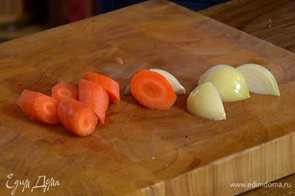 Морковь почистить и нарезать крупными кусками.