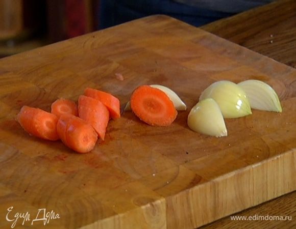 Морковь почистить и нарезать крупными кусками.