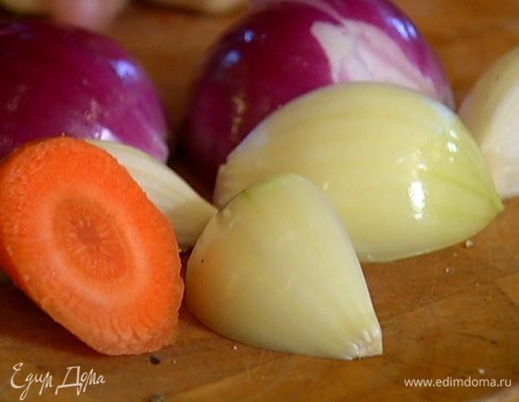 Обе луковицы почистить и крупно порезать.