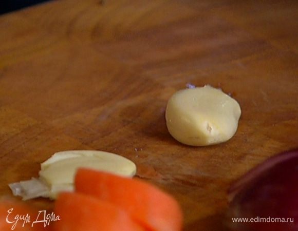 Чеснок почистить и раздавить плоской стороной ножа.