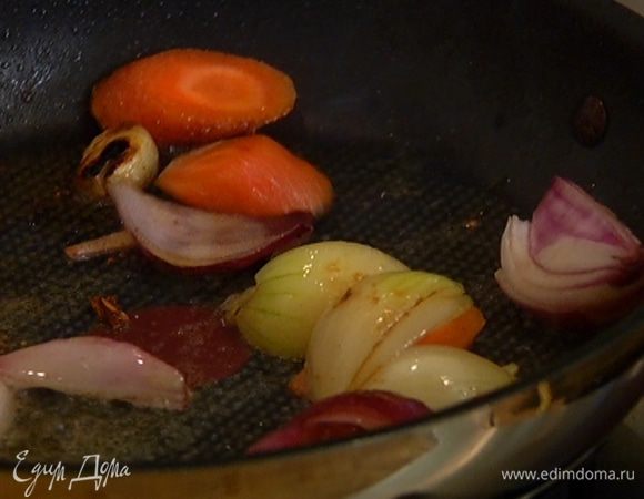 Обжарить морковь, лук и чеснок на той же сковороде, где жарилось мясо.