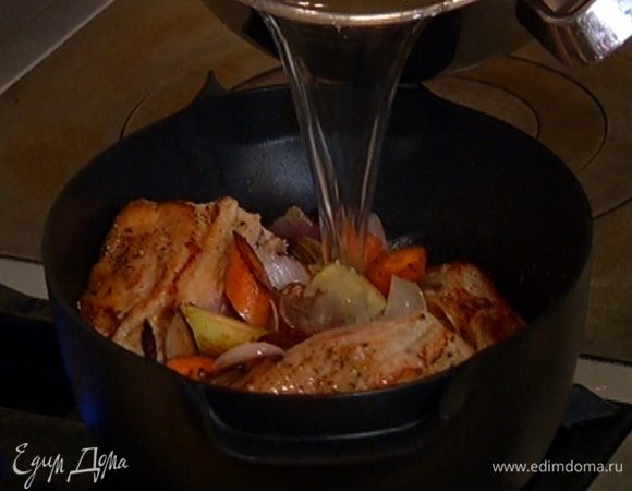 На дно тяжелой глубокой кастрюли (казана или утятницы) выложить стебли шалфея, на них поместить мясо, сверху обжаренные овощи. Залить все горячим куриным бульоном, закрыть кастрюлю крышкой и оправить в разогретую духовку на 40 минут.