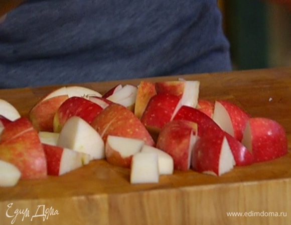Яблоки, удалив сердцевину, порезать небольшими кусочками.