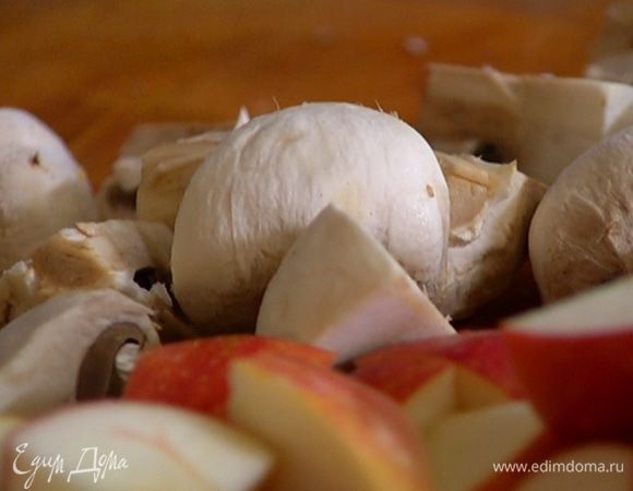 Грибы разрезать на 4 части.
