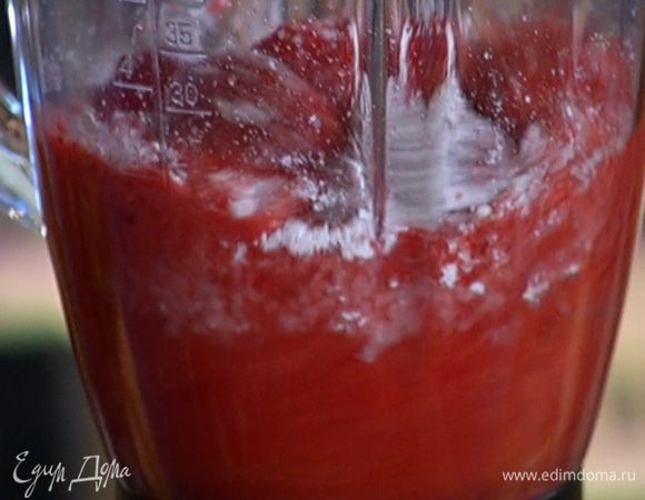 Удалить у 600 г клубники плодоножки и взбить ягоды с сахарной пудрой в блендере.