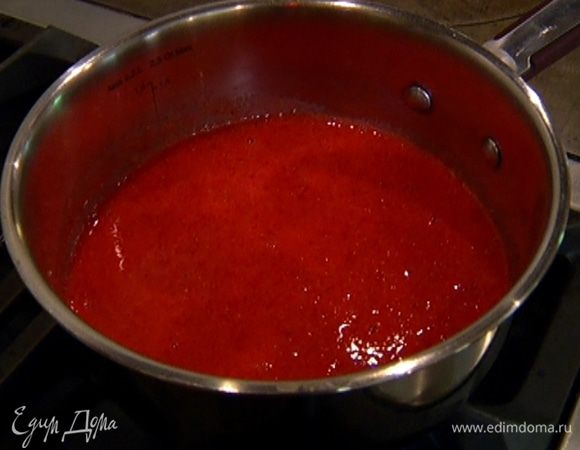 Перелить клубничное пюре в кастрюлю, добавить зерна ванили, поставить на огонь и слегка прогреть.