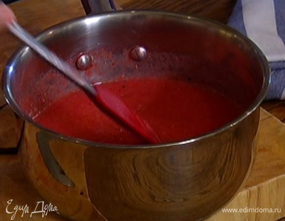 Слить воду из желатина, промокнуть его бумажным полотенцем, добавить в клубничное пюре и все перемешать.