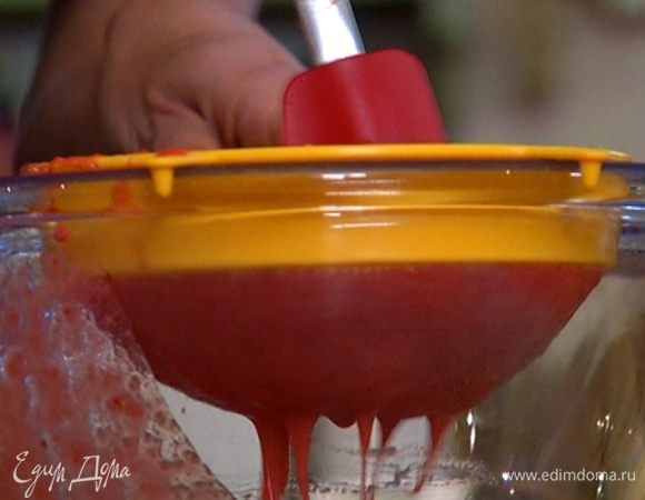 Протереть пюре через сито, влить шампанское и еще раз слегка перемешать.