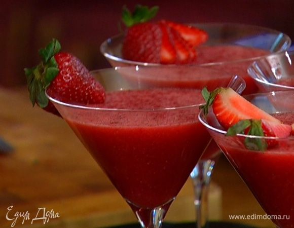 Оставшуюся клубнику разрезать на 4 части и украсить застывшее желе.