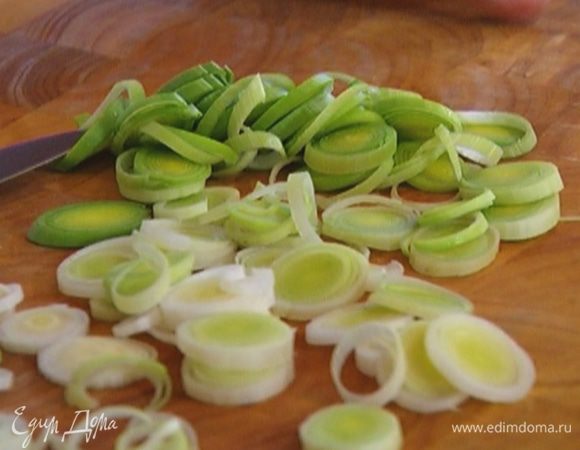 Сетлую часть лука-порея нарезать тонкими кольцами.