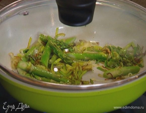 Спаржу, удалив грубые черенки, нарезать по диагонали крупными кусочками, выложить к порею, накрыть сковороду крышкой и тушить до готовности спаржи.