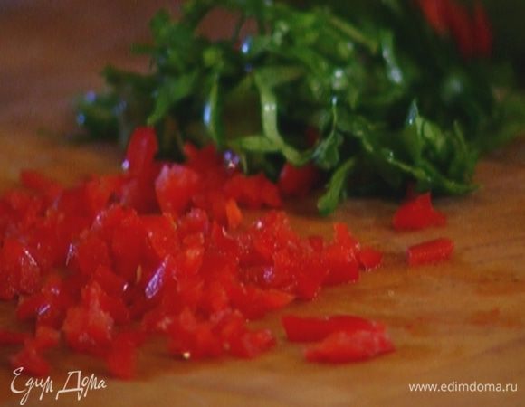 Половинку перца чили, удалив семена, нарезать очень мелко.