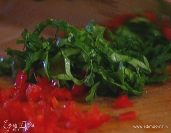 Кинзу порубить (должна получиться 1 ст. ложка).