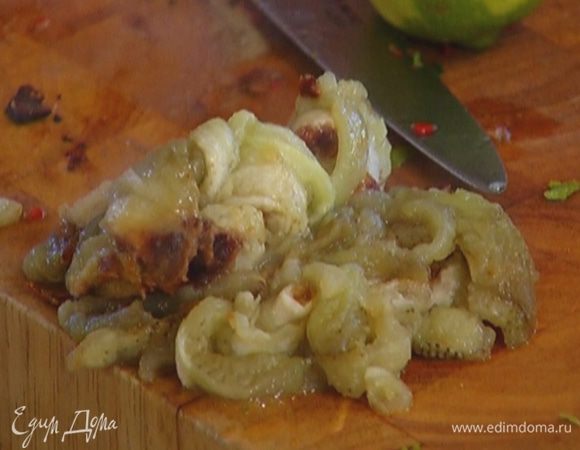 Вынуть ложкой мякоть из запеченных баклажанов и измельчить ее.