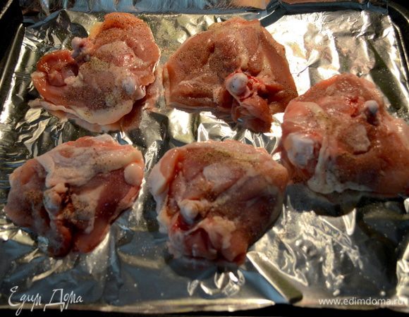 Разогреть духовку до 230 градусов. Бедрышки посолить и поперчить. Противень застелить лучше фольгой.
Положить бедрышки шкуркой вниз на приготовленный противень и запекать 45-50 мин.