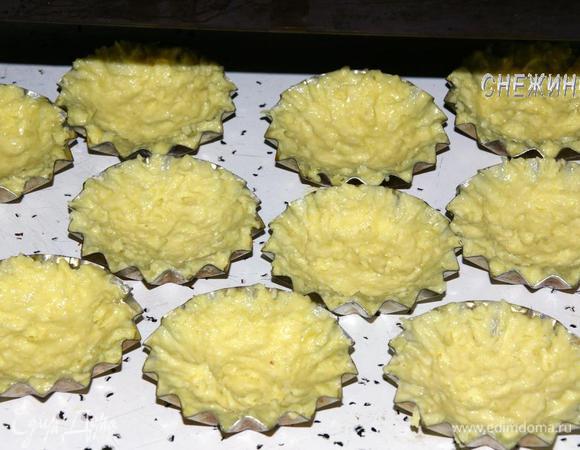 Формочки смазать маслом. Тонким слоем распределить рисовую массу по формочкам, формируя корзиночки. Удобнее делать это руками, постоянно смачивая их водой. 