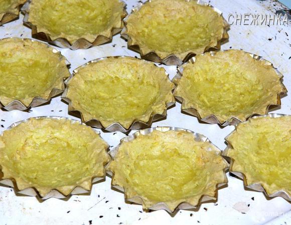 Перед выпечкой обязательно проколите вилкой в нескольких местах дно корзиночек! Отправляем в разогретую до 190С духовку на 40-45 минут. Когда корзиночки готовы, краешки зарумянились, они сами выпрыгивают из формочек.