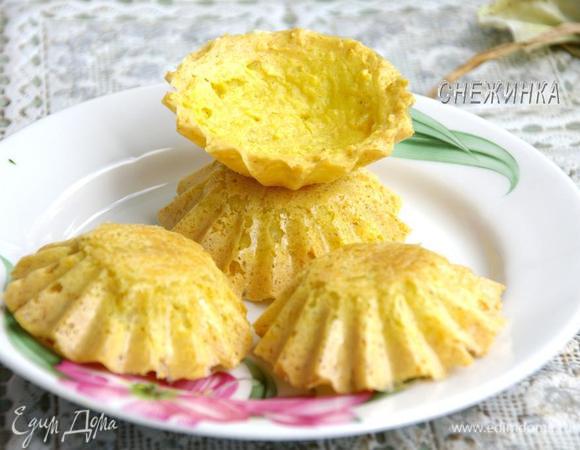 Готовые корзиночки ненадолго оставляем в формочках, затем вынимаем, охлаждаем, перевернув на стол или тарелку. Они получаются воздушными, солнечными и как будто бы прозрачные при ярком свете. 