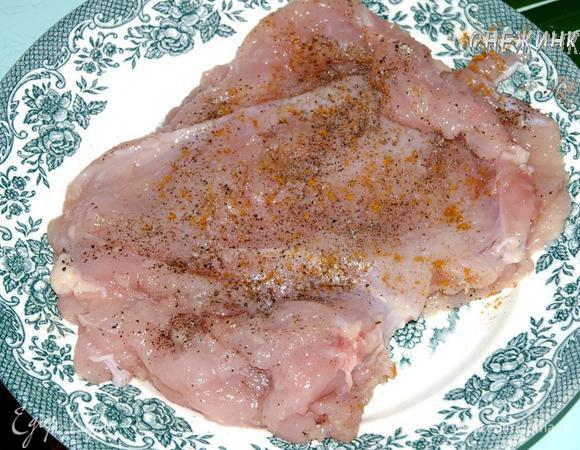 Замариновать филе, положив одно на другое. Смазать перцем, солью, небольшим количеством молотой паприки. 