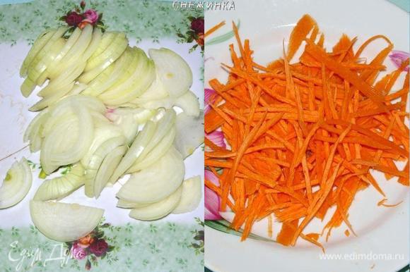Лук почистить, помыть и нарезать полукольцами. Морковь натереть в виде длинных полосок или порезать соломкой.