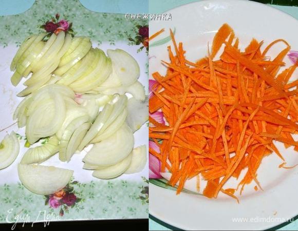 Лук почистить, помыть и нарезать полукольцами. Морковь натереть в виде длинных полосок или порезать соломкой.