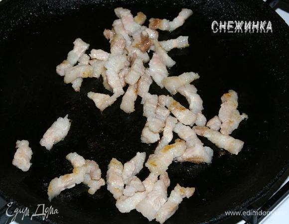 На другой сухой сковороде обжарить поджарку или бекон. По необходимости посолить.