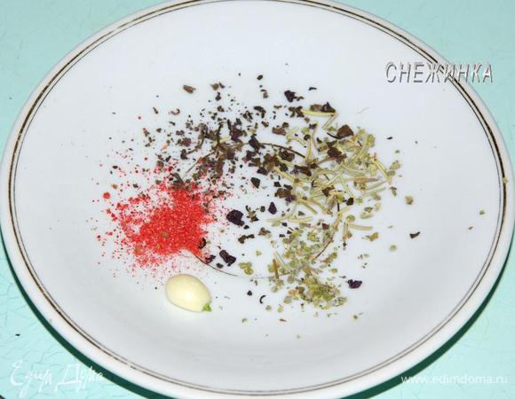 Приготовим томатный соус. Помидор опустить в кипящую воду, сделав надрез крест накрест с одной стороны, затем обдать холодной водой и очистить шкурку. Порезать кубиком и протереть через сито. Подготовить приправы и чеснок.