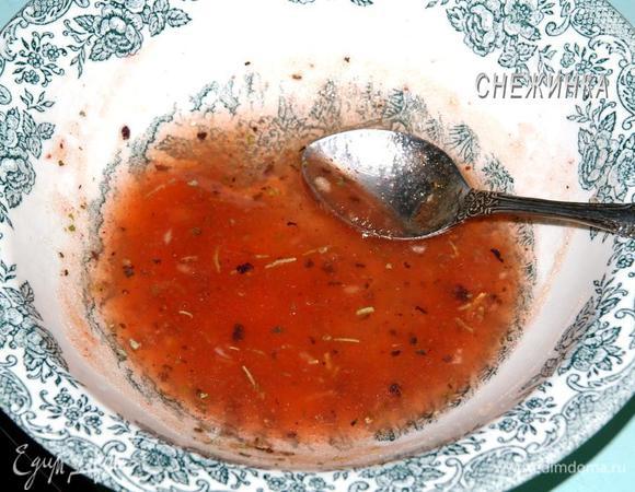 К полученному пюре добавить приправы, соль, чеснок, натертый на терке или пропущенный через пресс, перемешать.