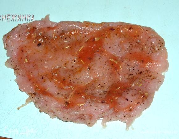 Одно подготовленное филе смазать половиной соуса.