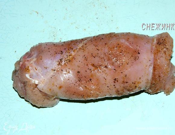 Свернуть рулетом. Проделать туже операцию с другим филе.