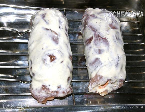 Ничем не закрепляем и не обжариваем. Смазываем смесью сметаны с горчицей и кладём на смазанный противень швом вниз. У меня форма с решеткой, я положила рулеты на решетку.