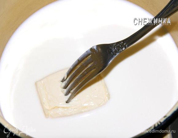 В это время готовим крем-соус. В кастрюльку или сотейник наливаем сливки. Ставим на огонь, кладем плавленый сыр кусочками и, постоянно помешивая, доводим до кипения, но НЕ кипятим. Огонь выключаем, мешаем, даем сыру полностью растворится.