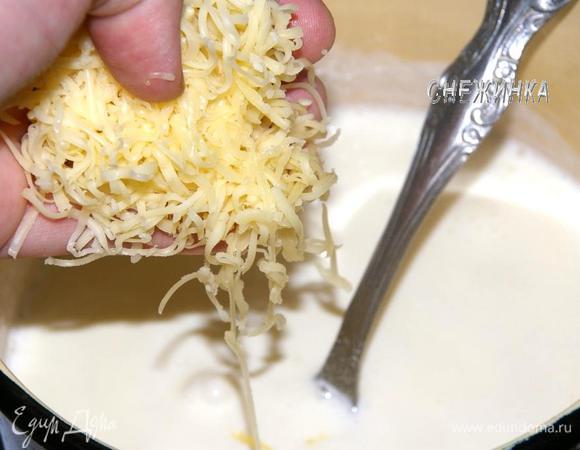 Затем кладем твердый сыр, натёртый на тёрке. Мешаем, снова немного прогреваем массу, чтобы этот сыр также растворился. При этом масса всё время густеет.