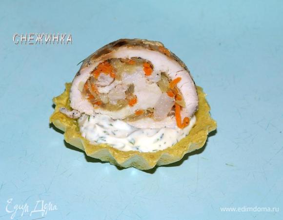 В тарталетку кладем около 1 ч.л. крема с зеленью. Рулеты нарезаем порционными рулетиками. По центру на крем устанавливаем рулетик. 