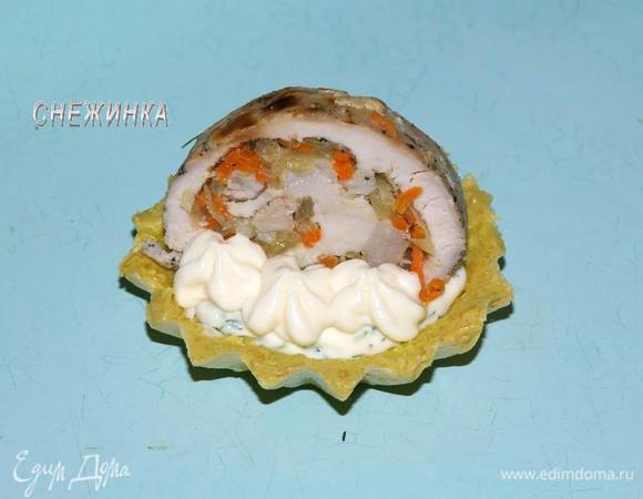 Кондитерский мешок или шприц наполняем второй половиной крема (без зелени) и отсаживаем в виде цветочков вокруг рулетика.