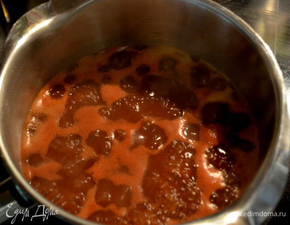 Подготовим нашу глазурь.
В сред.кастрюлю выложим   апельсин.сок,кетчуп,1 ч.л соль,корич.сахар.винный уксус, вустер.соус и острый соус.Поставим на огонь и кипятим примерно 20 мин.