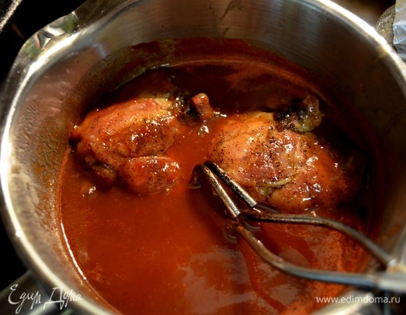 Наши готовые бедрышки снимем с духовки и окунем каждое в готовой глазури.