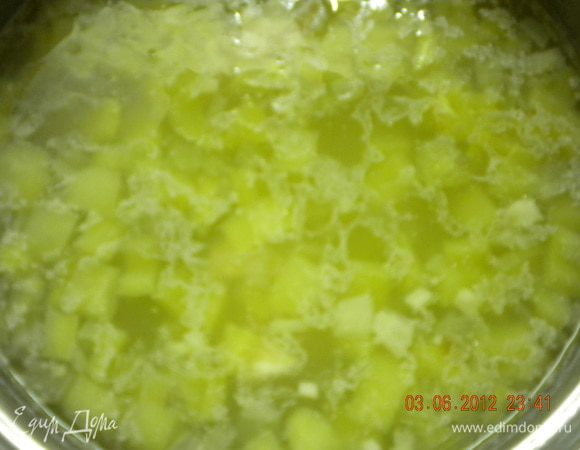 Добавить в бульон курицу, перец и рис. Варить около 20 минут. 
В самом конце снять пену и добавить имбирь и соевый соус.
Перчить в порционных тарелках по вкусу.