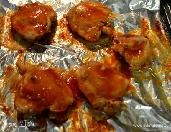 Обратно наши глазированные бедрышки вернем на противень.И поставим в духовку в режим гриль,если нет ,то просто в духовку на 230 градусов на 2-3 мин.