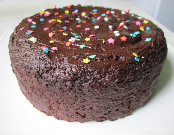 Свеклу отварить, остудить, очистить и измельчить в кухонном комбайне добавив воды (1/4 ст.).
Разогреть духовку до 180*
Яблоки очистить и натереть на мелкой терке, соединить со свекольным пюре, должно получиться 2 стакана свекольно-яблочного пюре. Добавить к пюре яблочный уксус и хорошо всё перемешать.
в отдельной миске смешать все сухие ингредиенты, перемешать их. Добавить свекольно-яблочную смесь и перемешать (при необходимости можно немного добавить воды).
Выложить тесто в форму и выпекать около часа, до сухой лучинки.
Готовый корж остудить, украсить по желанию. Я покрыла шоколадной глазурью (1 ст.л. какао, 1 ст.л. сахарной пудры и немного воды. Глазурь наносить силиконовой кисточкой).