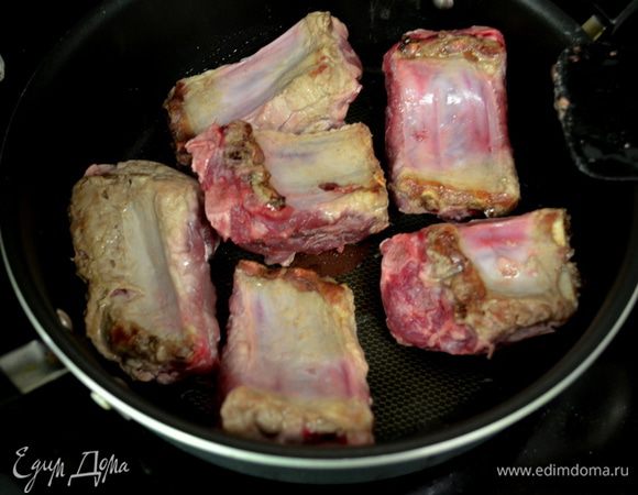 Ребра обсушить бумаж.полотенцем. Порезать порционно. На сковороде разогреть олив.масло, выложить ребра и обжарить все стороны до корич.цвета примерно 20 минут.
Сложить все в слоукукер.