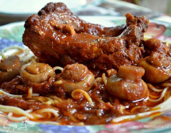 Вылить все поверх ребер в слоукукур,закрыть крышкой и готовить при режиме LOW 8 часов. Если готовите просто в жаровне, смотрите,чтоб жидкость все не испарилась,время готовки как мясо будет мягким и готово.
Грибы добавьте почти к готову мясу,закройте опять крышкой и готовьте еще 30 мин.
Подаем с гарниром и поверх по желанию присыплем свеж.петрушкой.