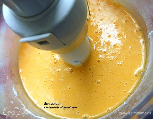 Желтки растереть с сахаром с помощью миксера, 1-2 минуты.