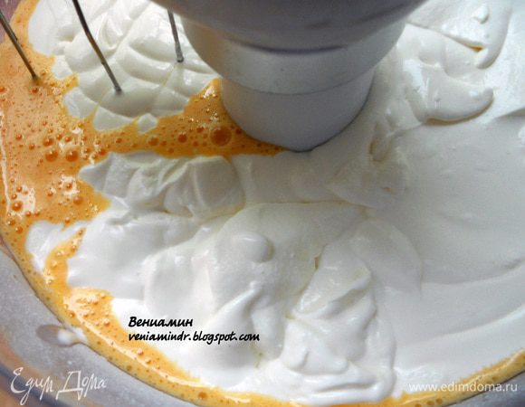 Добавить сливки и еще немного взбить - чтобы хорошо соединились ингредиенты. 