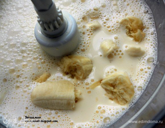 Перелить массу в миску/кастрюлю и поставить на водяную баню. Готовить 10-15 минут, регулярно помешивая лопаткой и не давая смеси закипеть. Если сильно нагреется - на 30 секунд снять миску с водяной бани, либо влить в крем пару ложек холодного молока/сливок. Снять с огня и поставить миску с яично-сливочной массой в холодную воду. Охладить пару минут, помешивая. Добавить кусочки бананов и повторно взбить (в принципе до однородного состояния, но оставив небольшие кусочки). 