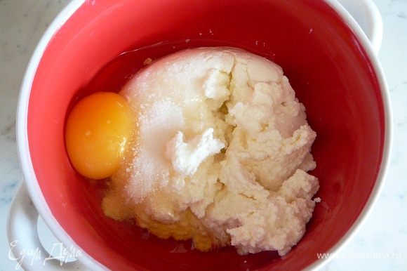 Растереть творог с сахаром и яйцом... Любители сладкого могут добавить сахара и побольше...