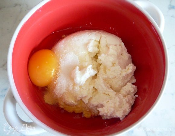 Растереть творог с сахаром и яйцом... Любители сладкого могут добавить сахара и побольше...