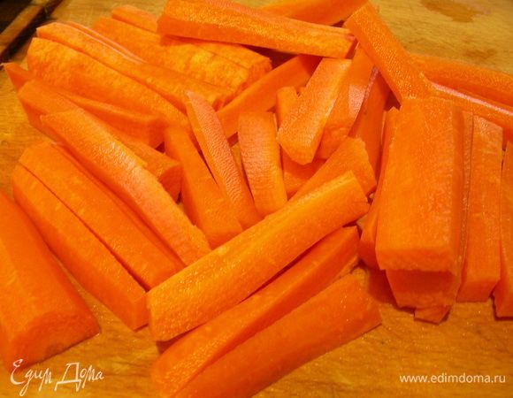 Морковь нарезаем брусочками и закладываем в пароварку, она готовится дольше всех. Готовим ее минут 10-15.

