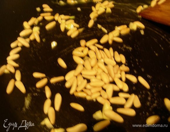 Кедровые орешки и чеснок обжариваем на сливочном масле минуты 2-3, помешивая, до золотистого цвета. 

